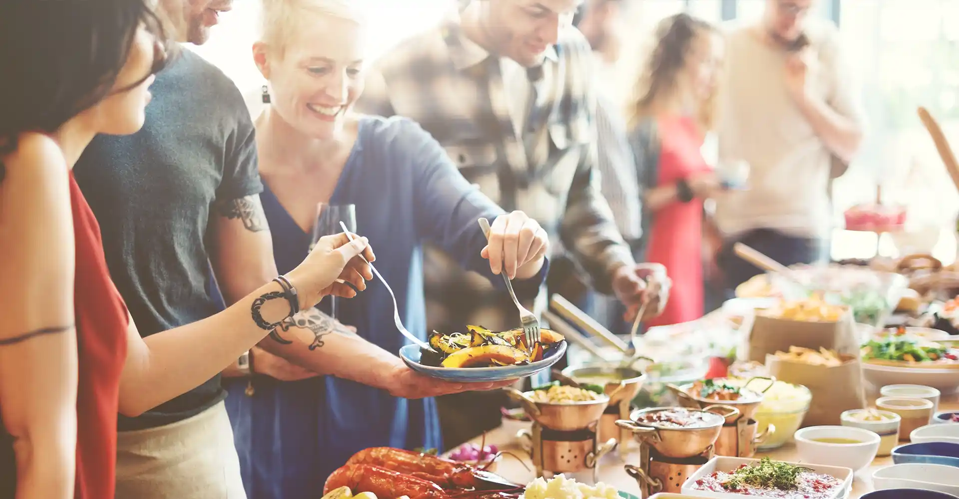 Event Catering mit vielen Leuten am Buffet.