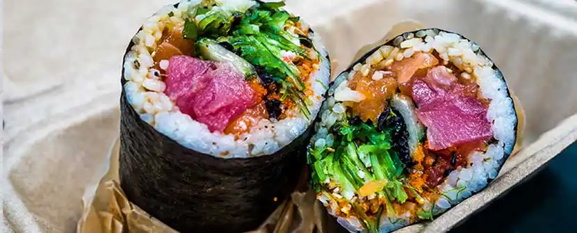 Teller mit Sushi Burrito