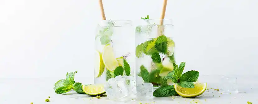 2 Gläser mit essbaren Trinkhalmen