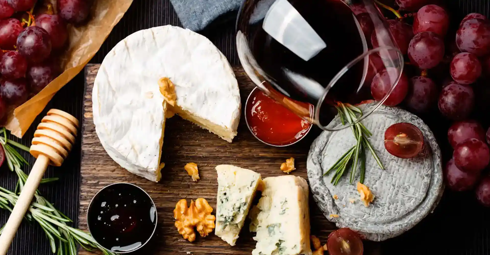 Szene mit Rotwein und Käse.