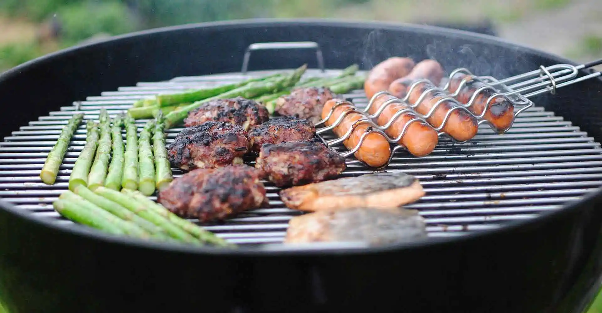 Grill mit Grillauflagen.
