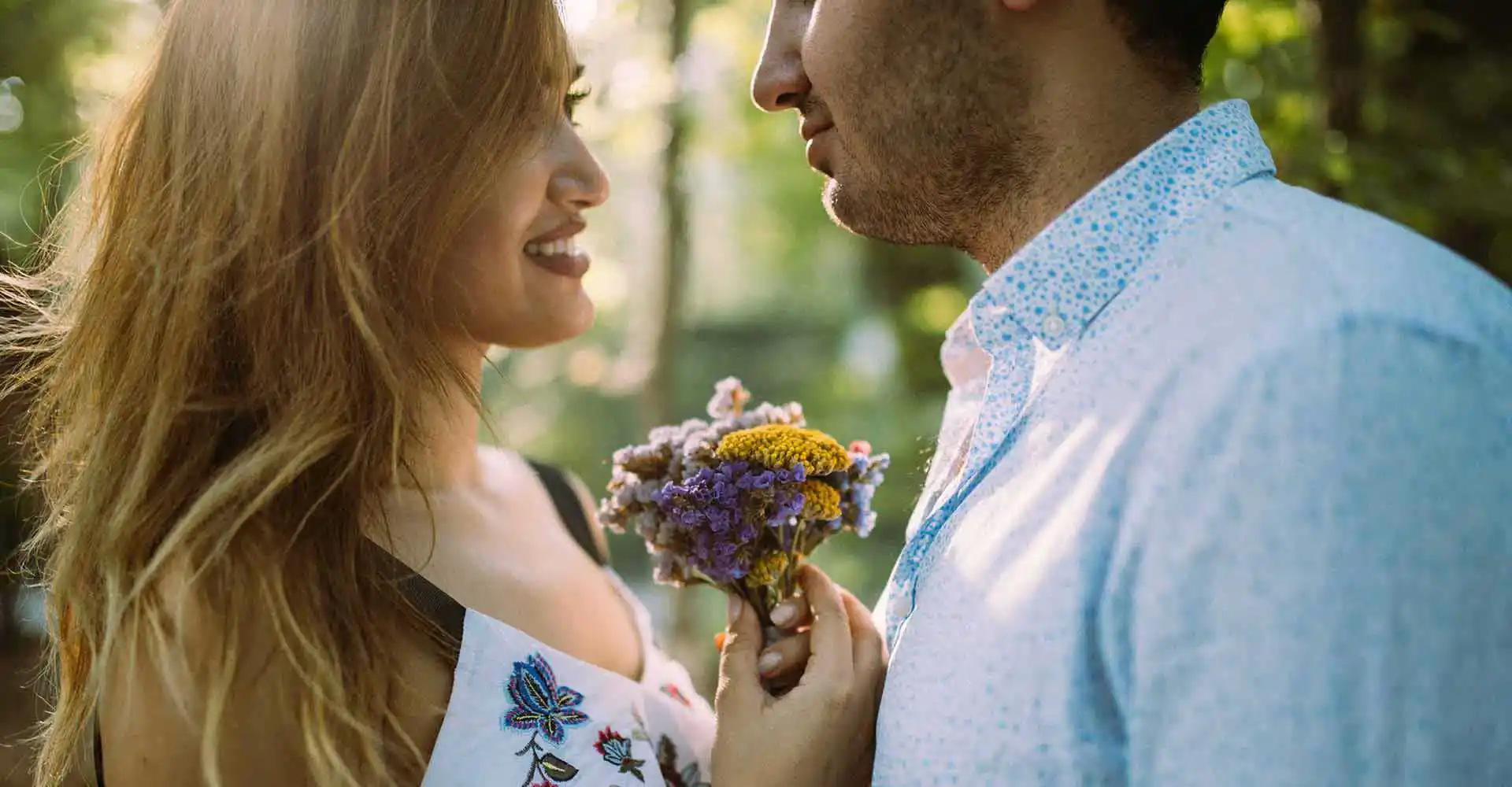 Paar – Mann überreicht Frau Blumen