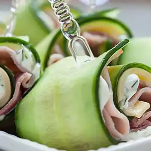 Zucchini-Röllchen gefüllt mit Cotto, Bergkäse und Ricottacreme am Spieß.