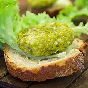Ricotta-Pistazien Plätzchen auf toskanischem Brot.