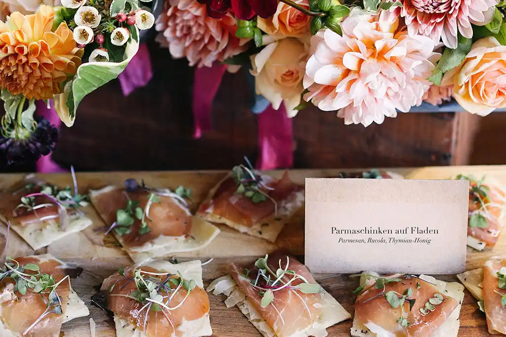 Buffet mit Blumen und Fingerfood.