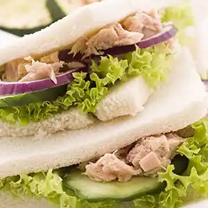 Tramezzini mit Thunfisch, Salat und Zwiebeln.