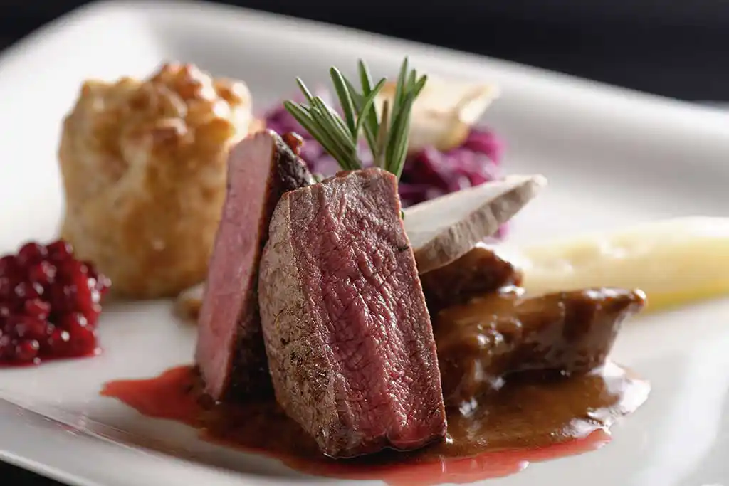 Leckerer Braten mit Rotkraut.