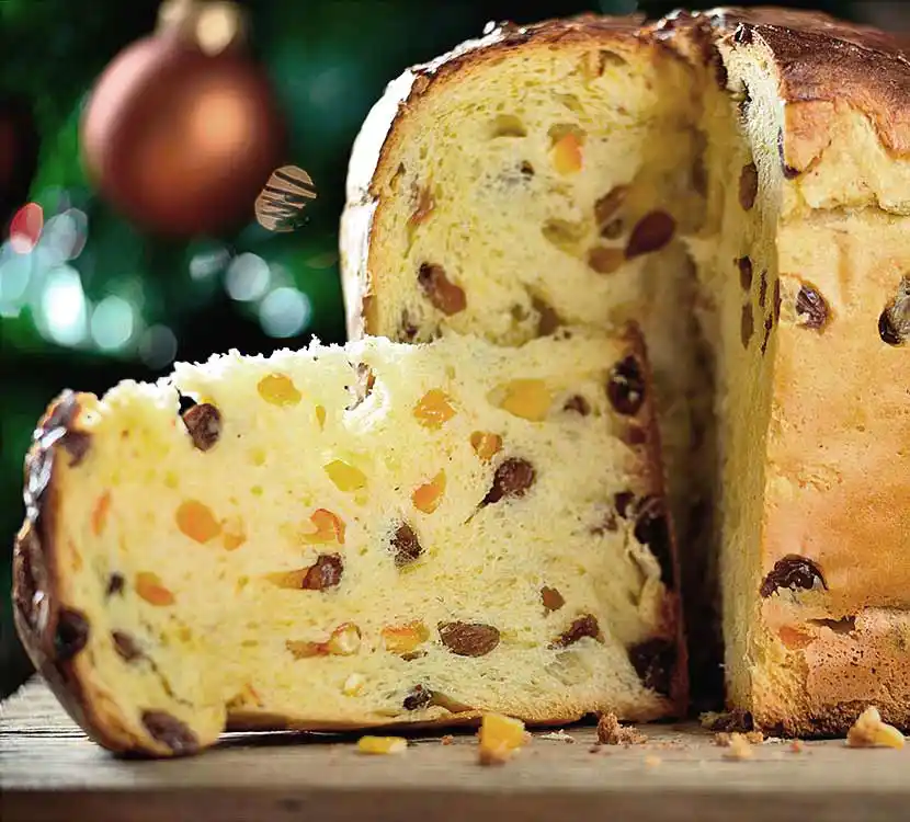 Angeschnittener italienischer Kuchen auf Holztisch.
